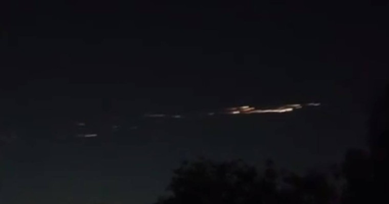 Астана аспанында белгісіз жарық шоғырлары байқалды, куәгерлер видеоға түсіріп үлгерген