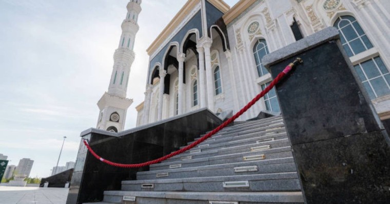 Қадір түнінде бір топ жігіт Әзірет Сұлтан мешітінің алдына жиналды