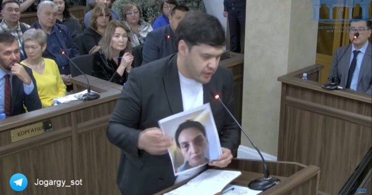 Нүкенованың ағасы сот залында әпкесінің соққыдан кейінгі суретін көрсетті