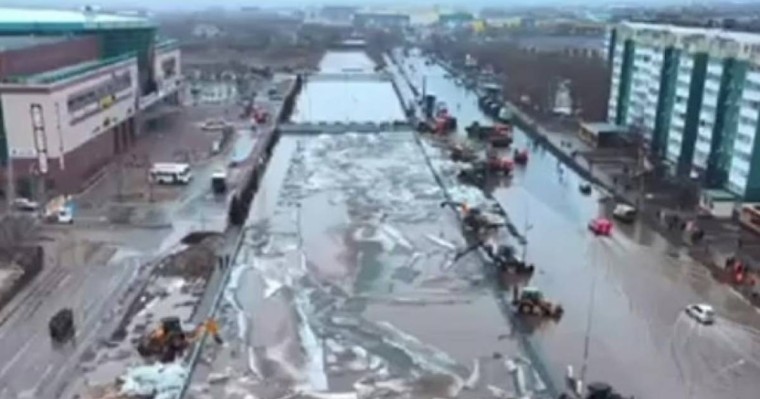 Өзен суы Ақтөбедегі көлік жүретін көпірді шайып кетті