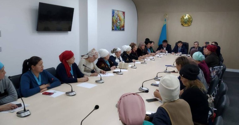 Ақордаға барып шағымданбақ болған аналарды министрлік өкілдері қабылдады