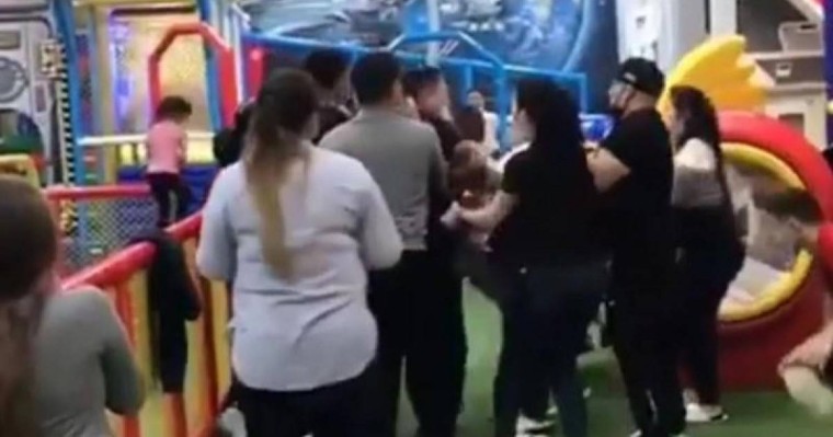 Алматыдағы сауда орталықтарының бірінде ата-аналар төбелес шығарды