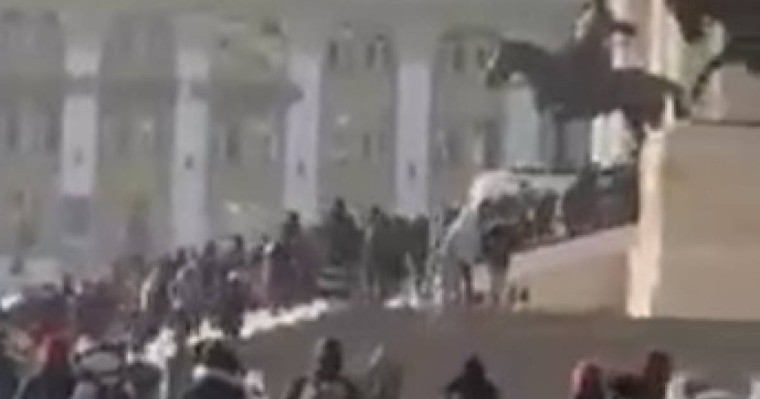 Моңғолия халқы наразылыққа шығып, үкімет үйіне басып кірді