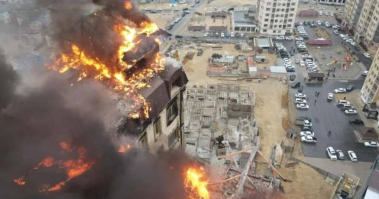 Ақтауда өртеніп жатқан тұрғын үй кешенінен 50 адам эвакуацияланды (ВИДЕО)