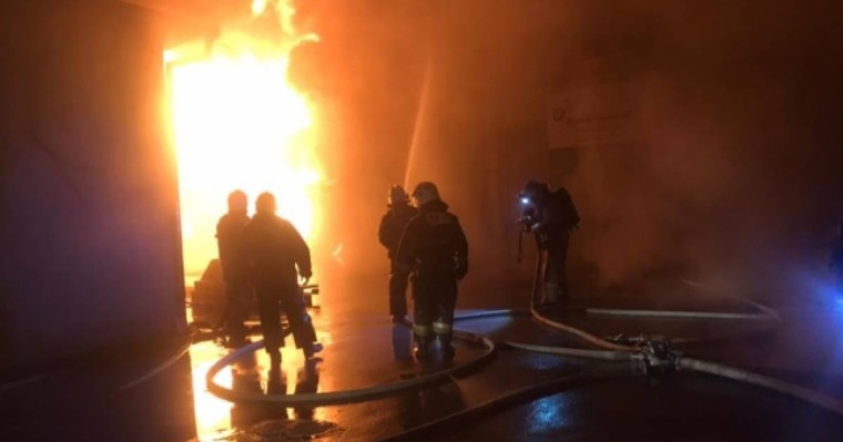 Шымкентте базар қоймасы өртеніп жатыр