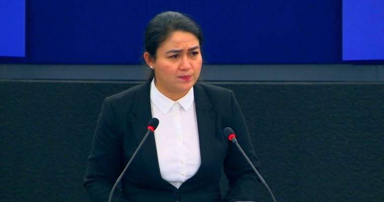 Қытай түрмесінде отырған ұйғыр белсендісінің қызы әкесіне берілген сыйлықты алды