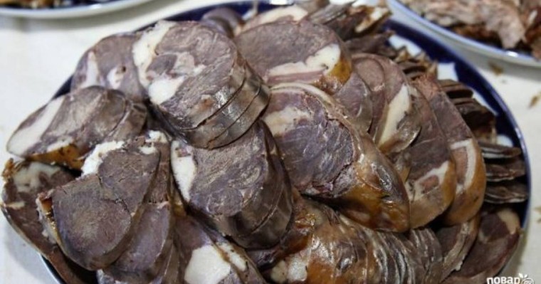 18 жастағы аспаз сушиге қазы қосып, әзірлеп жүр (ВИДЕО)