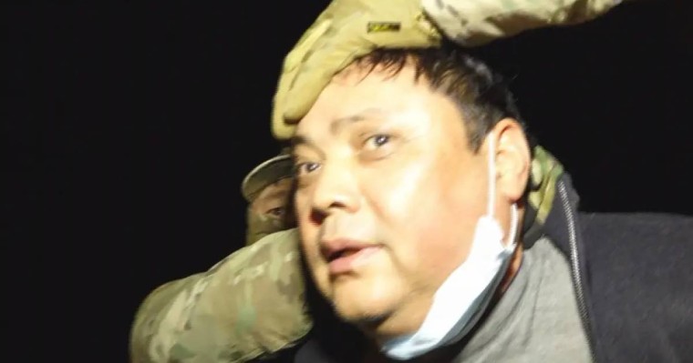 Қырғыз олигархы Райымбек Матраимов қолына кісен салынып, Бішкекке жеткізілді