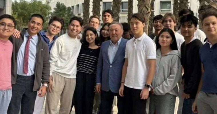 Шетелде оқитын ұлына барған Нұрсұлтан Назарбаевтың суреті тарады