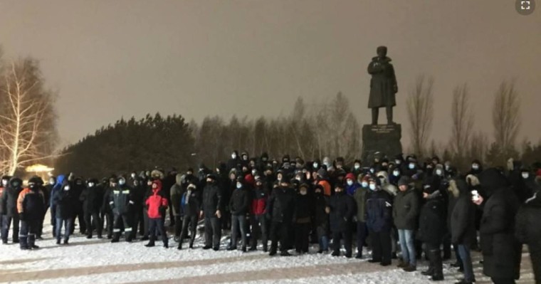 "Жалақыны 800 мыңға дейін өсірсін". Нұр-Сұлтанда краншылар билікке талап қойды