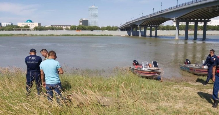 Атырауда 20 жастағы қыз көпірден секіріп кетті