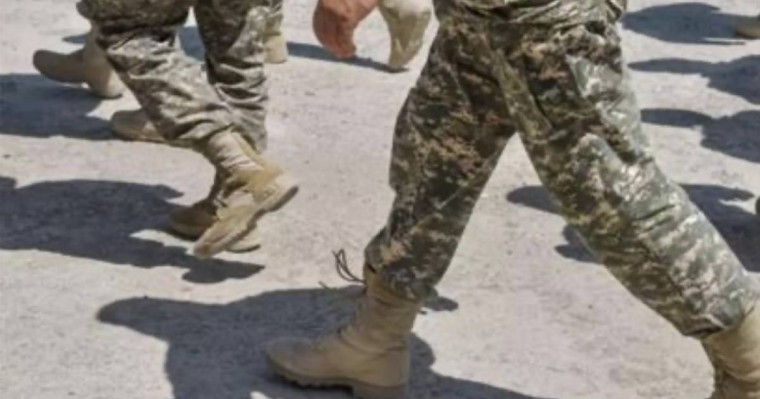 Ақтауда жас сарбаздардың басынан ағаш дубинкамен ұрған командир жазадан құтылып кетті