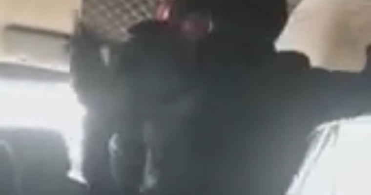 Автобус жүргізушісі қарт жолаушыға күш көрсетіп, көліктен итеріп жіберген (видео)