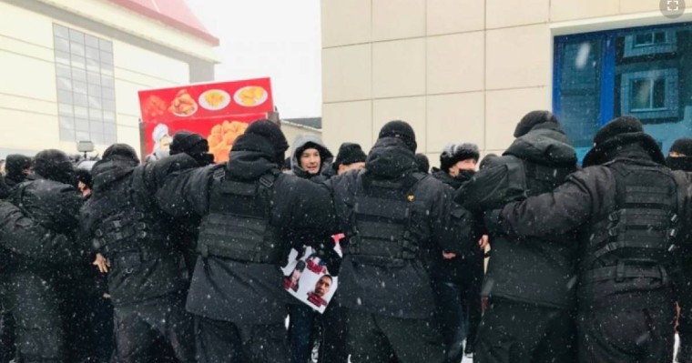 Нұр-Сұлтан мен Алматыда арнайы жасақ наразыларды "кеттлингке" алды