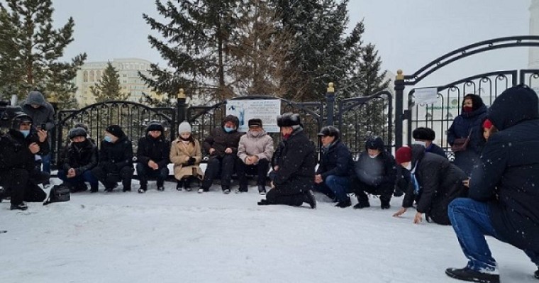 Қазақстанда 28 ақпанға бейбіт жиын белгіленген жерлер қоршауға алынып, мобильді интернет үзілді