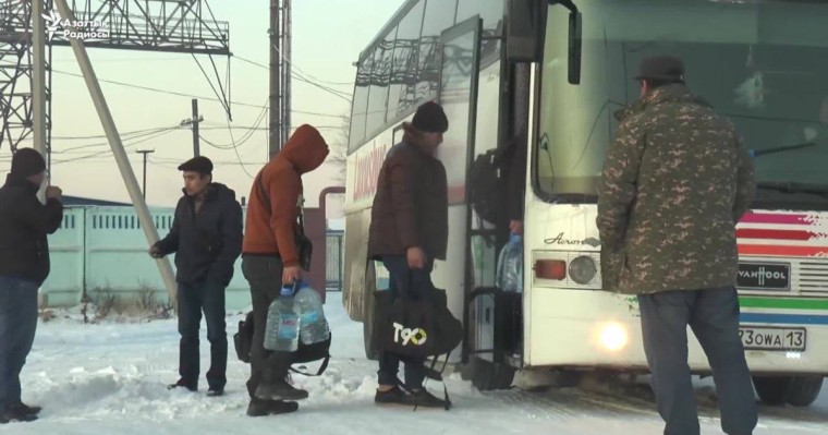"Құжатымызды жинап алады, байланыссыз қалдырады..." Мигранттар неге наразы?