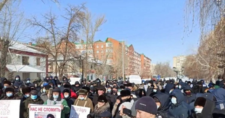 "Назарбаев – диктатор", "Шал, кет!" Оралда билік мақұлдаған митинг өтті