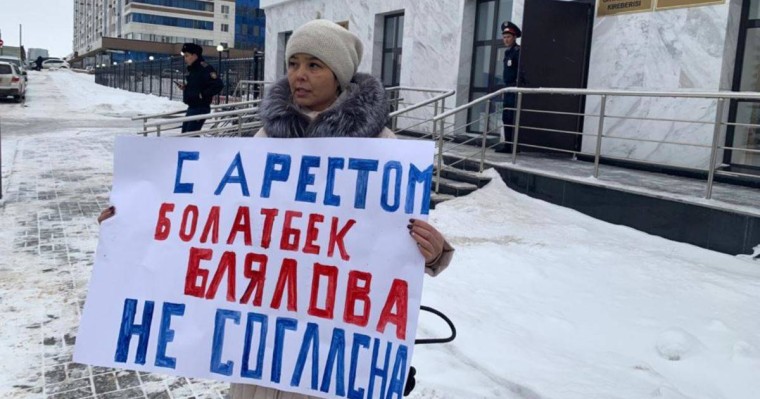 Тәуелсіздік күні ұсталған белсенінің әйелі бір адамдық пикетке шықты