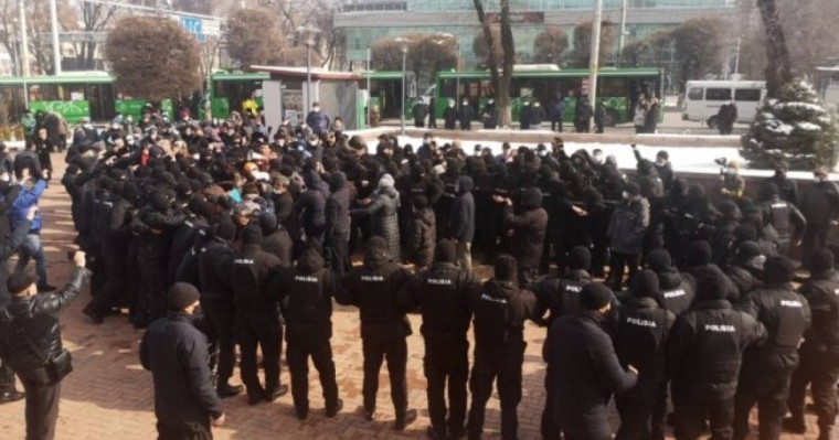 Алматыда митинг кезінде екі әйелді жедел-жәрдем алып кетті