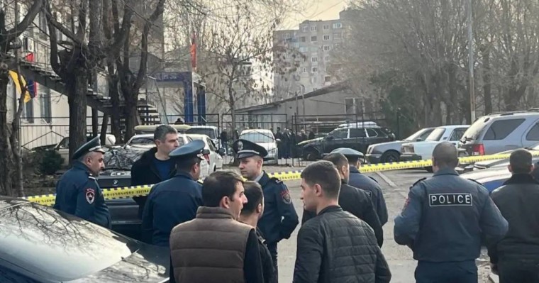 Ереванда полиция бөлімшесіне қарулы адамдар басып кірді