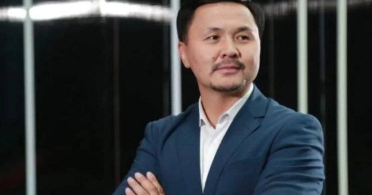 «Қатты қызғанамын»: Әнші Досымжан Таңатаров неге әйелін жасырып жүргенін айтты