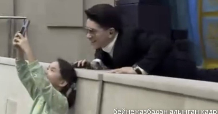 «Ең қарапайымы – Сәкен»: тыңдарманымен жатып суретке түскен Сәкен Майғазы жұртты сүйсіндірді