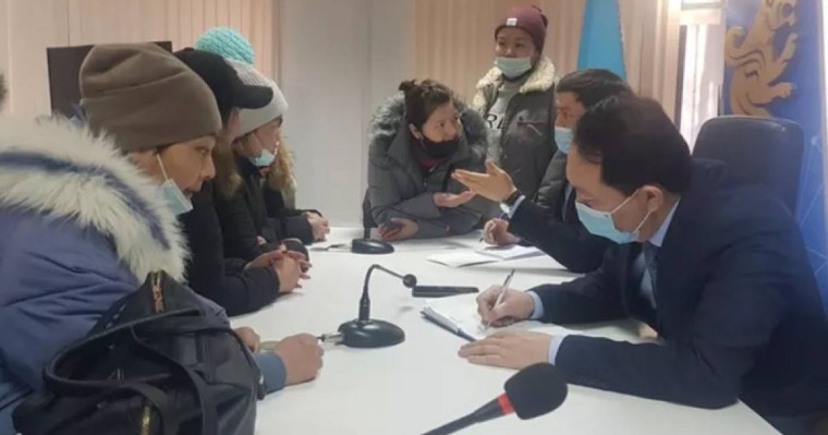 “Нан, кәмпит аласың ба”: Ақтөбелік ана шенеунікке атаулы көмектен түскен 500 теңгесін сыйлады