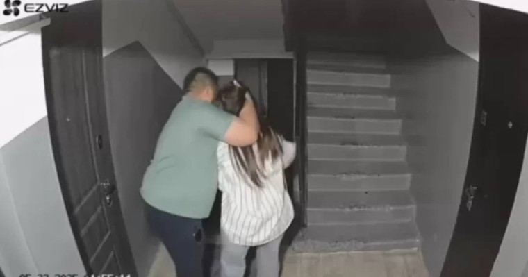 Сәтпаевта ер адам подъезде қызға шабуыл жасап, зорламақ болды (видео)