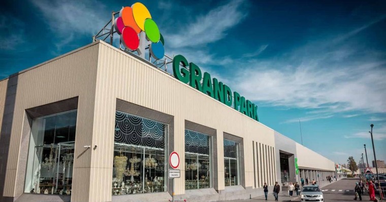 Гранд Паркте қыздар жалаңаш жүр: «Іш киім алып, Дубайға саяхатта»