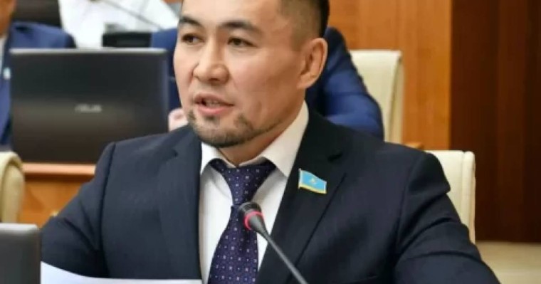 Қазақтың "отқа май құю" ырымын шариғатқа қайшы деп мәлімдеген депутат Назаров сынға ұшырады