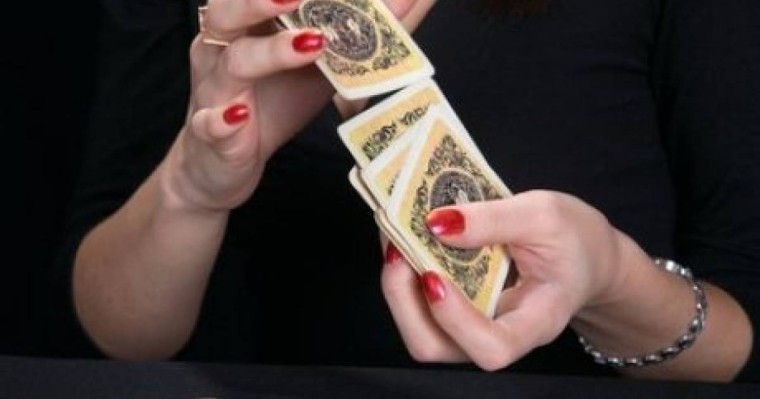 Емші кемпір «қымбат адамыңды ма, қымбат нәрсеңді ме жоғалтасың» деді