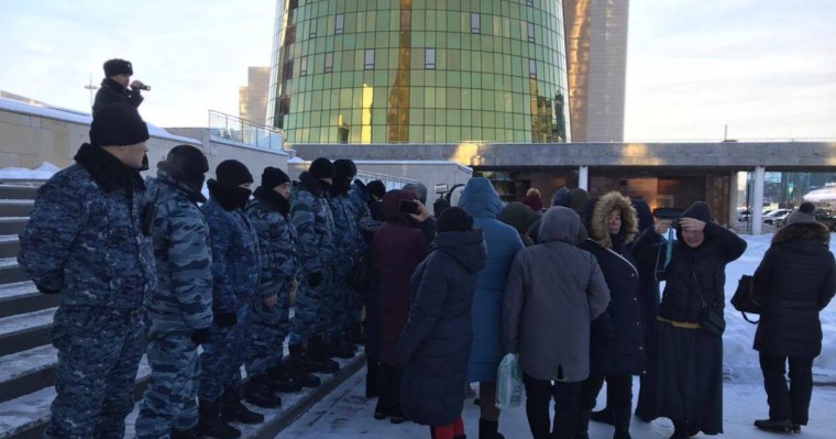 Ақордаға барғысы келген көп балалы аналарды полиция бөгеді