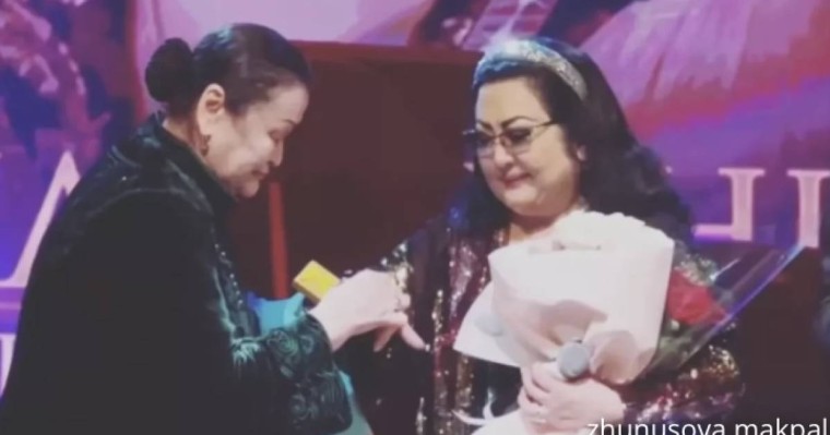 Мақпал Жүнісоваға бейтаныс әйел гауһар тасты жүзік сыйлады