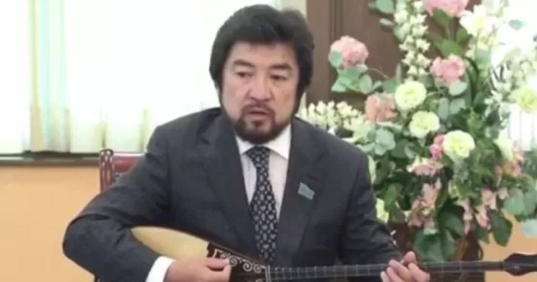 Бекболат Тілеухан тойда ән айтып 15 жылқы, 1 түйе және 1 көлік мінді