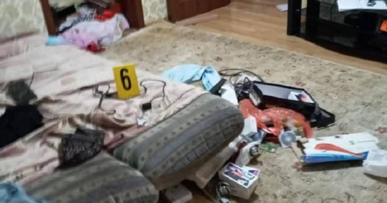 Алматыда үй тонағандар кішкентай балалардың аяқ-қолын байлап тастаған