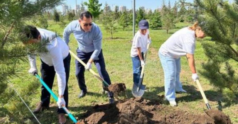 Отбасы күні: елордада ағаш отырғызу акциясы өтті
