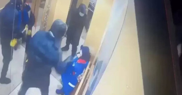 «Бетінің сол жағы қозғалмайды»: Астанада лифтіде бетін тілгілеп тастаған 5 жасар баланың анасы халықтан көмек сұрады