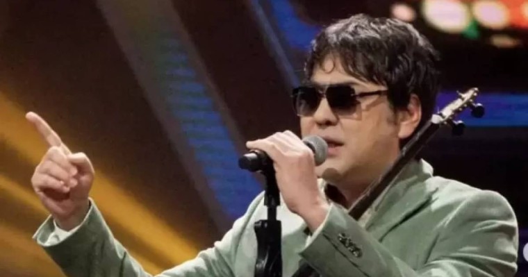 Мейрамбек Бесбаев өнердегі досының 50 жасына арнайы домбыра сыйлады (ВИДЕО)