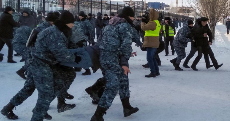 Құқық қорғаушылар Нұр-Сұлтанда ұсталған белсенділер жайлы ақпарат ала алмай отыр