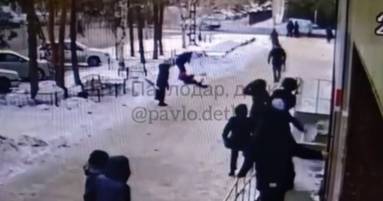 Павлодарда оқушы қызды аяусыз тепкен ер адамға қатысты тергеу басталды