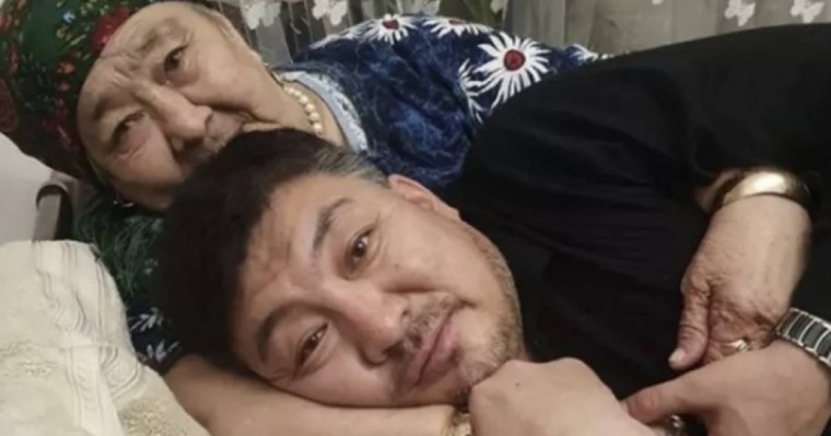 "Иісі бар киімдерін жумай сақтап қойдым": Тоқтар Серіков марқұм анасы жайлы сыр шертті