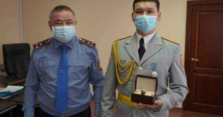 Дауылда жол сілтеп, өрттен 15 адамды құтқарған полицейге сағат табысталды