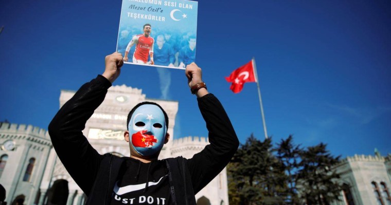 Өзілдің Шыңжаң жайлы постынан соң Қытай "Арсенал" матчын эфирден алып тастады