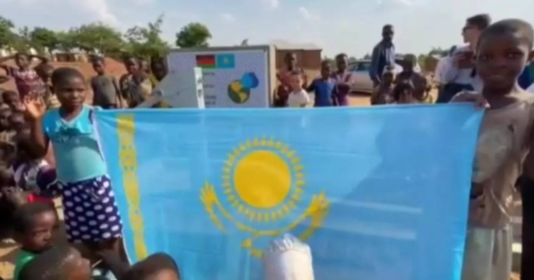 Қазақ жастары африкалықтарға құдық орнатып берді (видео)