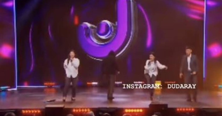 "Менімен жатқың келе ме?" – Қазылар алқасына ән арнаған қыз сынға ілікті