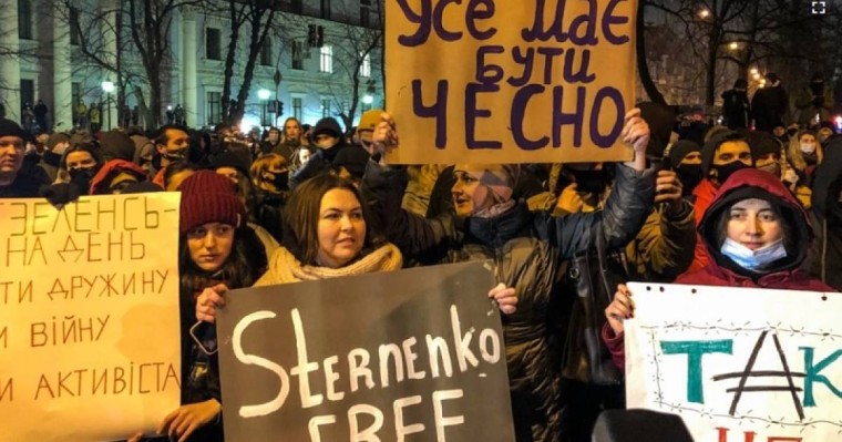 Киевте президент кеңсесі алдында қақтығыс болды, полиция газ қолданды