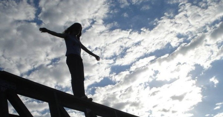 Атырауда жүкті әйел көпірден секіріп кетті (видео)