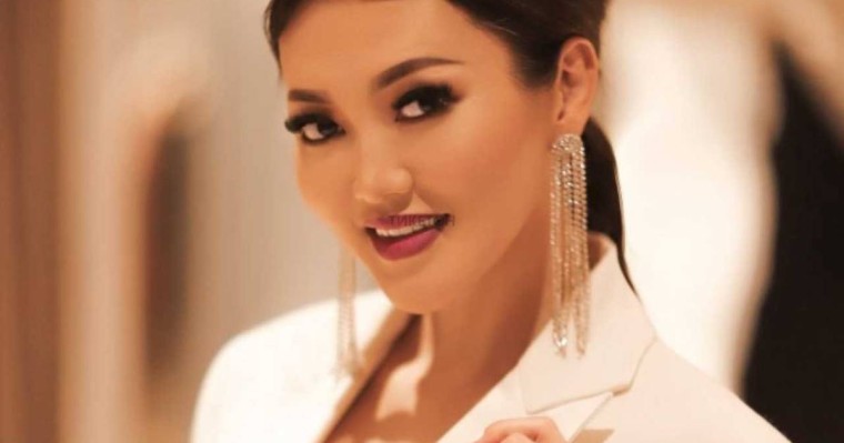 Әнші Ерке Есмахан туған күнінде алған бағалы сыйлықтарын көрсетті