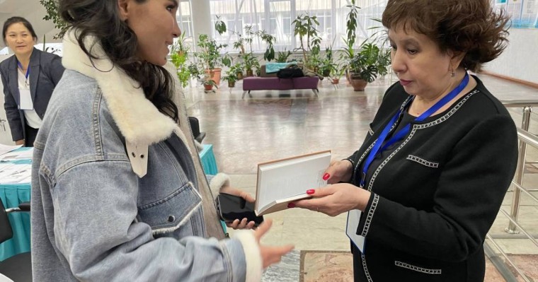 Сайлау учаскесіне келген балаларға кітаптар беріліп жатыр