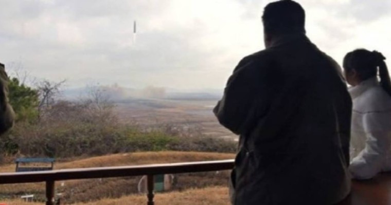 Ким Чен Ын алғаш рет көп алдына қызын алып шықты